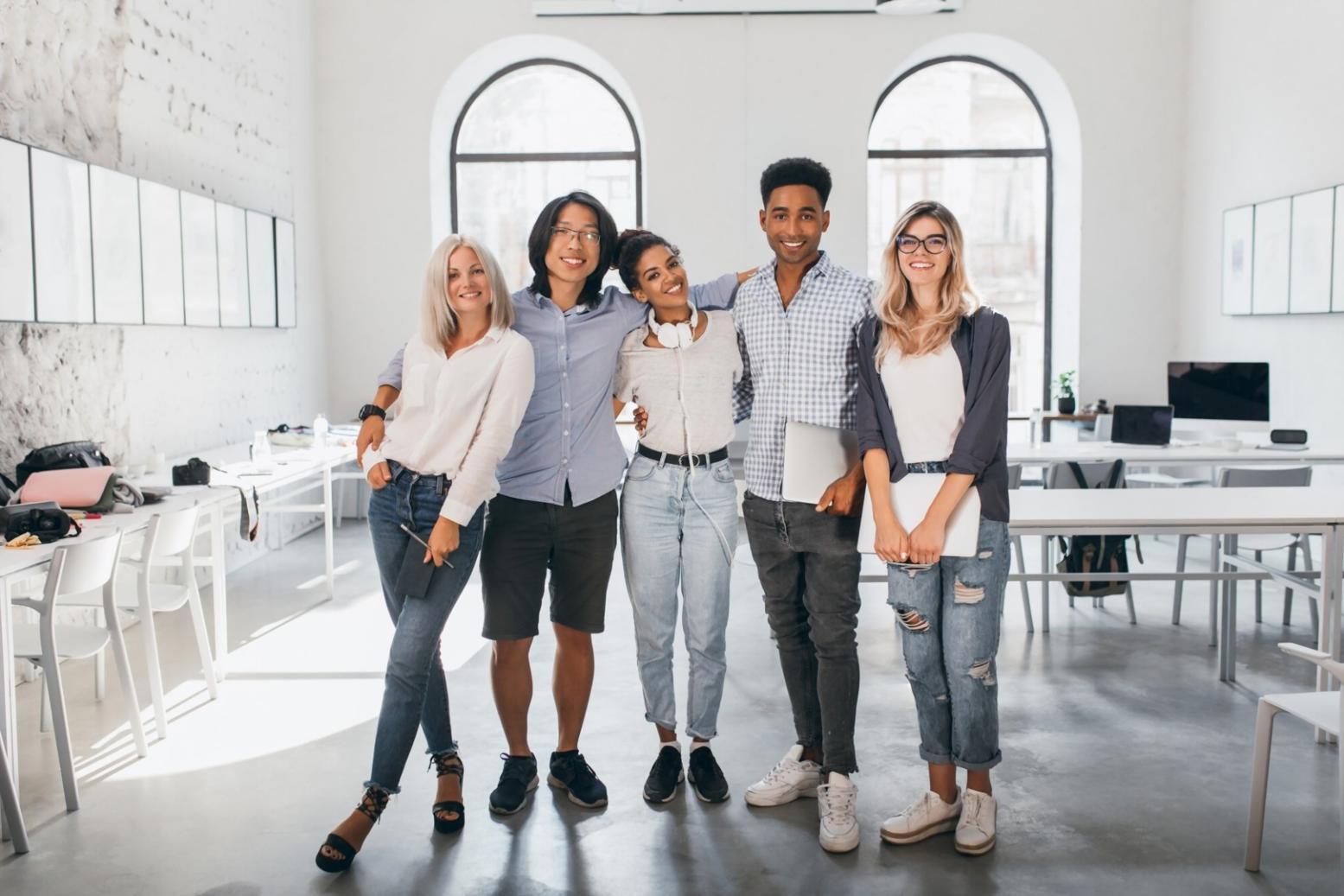 Teilnehmer arbeiten an Finanzmodellen im Workshop-Raum